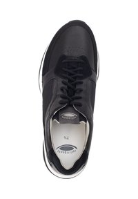 Zwarte sneaker van leer en suède, met een gemêleerd zijpaneel, ronde neus, vetersluiting en een witte zool met subtiele branding.
