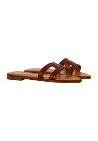 Infradito in pelle marrone con due cinturini testurizzati, design open toe e suola piatta. Stile semplice e minimalista con una finitura liscia e naturale.