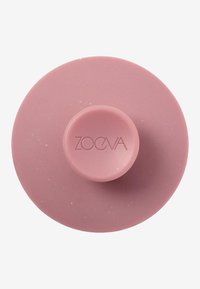 Silikonsugkopp i mjuk rosa färg, cirkulär form med en upphöjd knopp i mitten, med en prickig yta och präglad logotyp.
