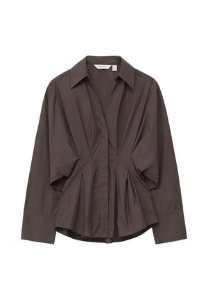Dunkelbraune Bluse mit langen Ärmeln und spitzem Kragen, mit gefältelten Details an der Vorderseite und an den Seiten sowie einem leicht ausgestellten Saum.