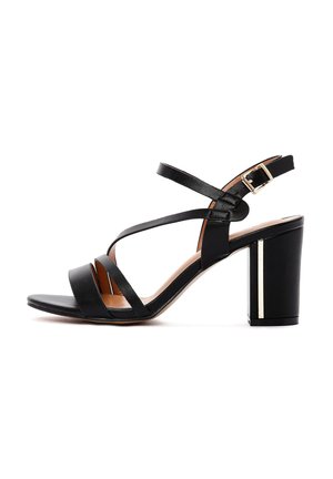Sandali neri con cinturino e tacco grosso, con un accento metallico, realizzati in pelle liscia e design open-toe.