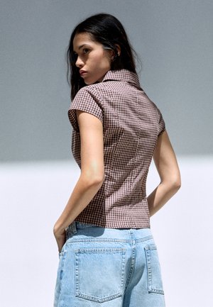Bershka, CROSSOVER BUTTON SHORT SLEEVE - SHIRT - Chemisier - bordeaux