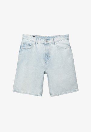 Lichtblauwe denim shorts met een ontspannen pasvorm, vijf zakken en een knoopsluiting. Het materiaal heeft een soepele, licht versleten textuur.