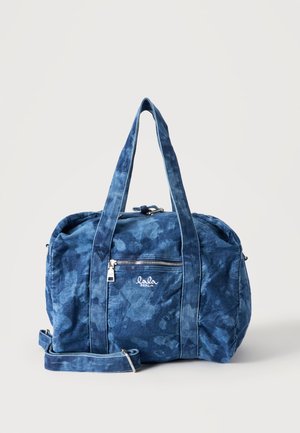 Sac polochon en tissu bleu à motifs, avec deux poignées, une poche avant zippée et une bandoulière réglable sur fond blanc.