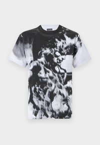 Μαύρο και άσπρο graphic t-shirt με αφηρημένο σχέδιο, κοντά μανίκια, στρογγυλή λαιμόκοψη, κατασκευασμένο από απαλό ύφασμα με λεία υφή.