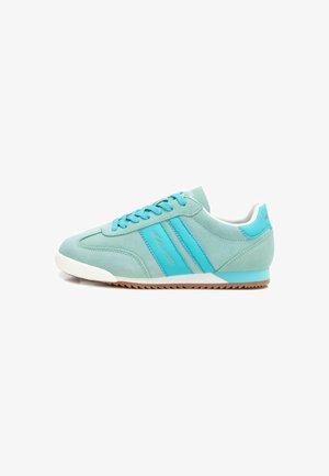 Zapatillas de ante verde menta con acentos en azul claro, parte superior texturizada, suela de goma blanca y patrón de agarre en contraste en color marrón en la parte inferior.