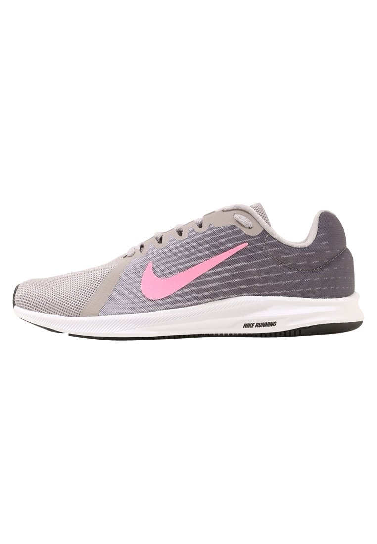 Scarpa da corsa grigia con tomaia in rete testurizzata e swoosh rosa di Nike. Presenta una intersuola bianca e suola in gomma nera. Design a profilo basso.