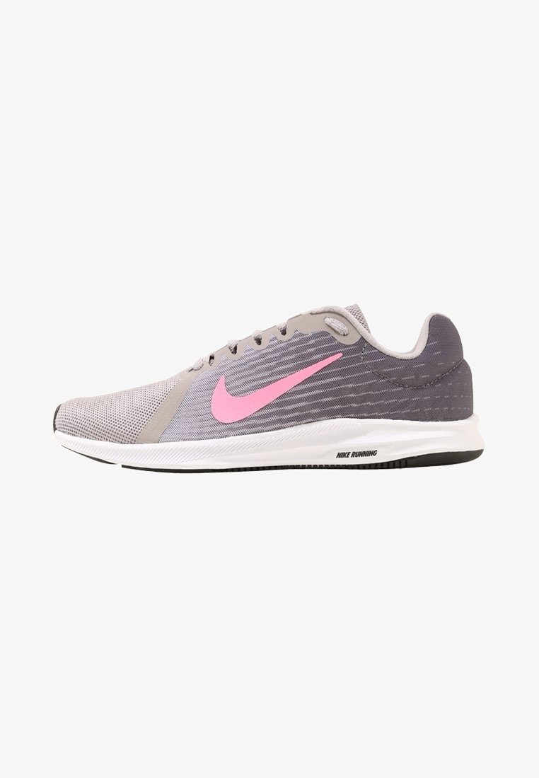 Scarpa da corsa grigia con tomaia in rete testurizzata e swoosh rosa di Nike. Presenta una intersuola bianca e suola in gomma nera. Design a profilo basso.