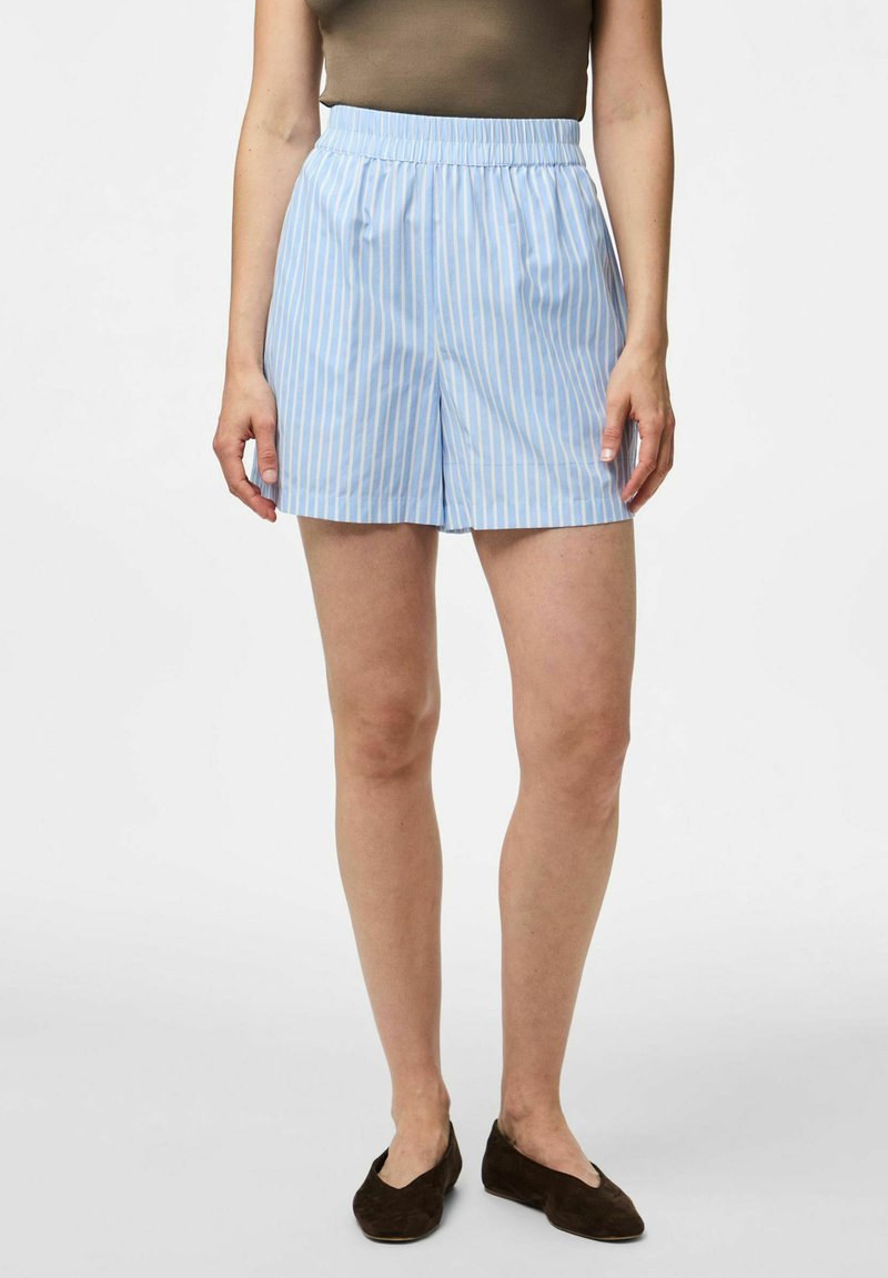 Gaiši zili svītraini šorti ar elastīgu jostu, izgatavoti no gludas kokvilnas auduma un ar brīvu griezumu. Bez kabatām.