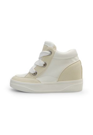 Sneaker beige e bianca con tomaia alta, lacci bianchi spessi, occhielli in metallo, collo imbottito e suola spessa in gomma.