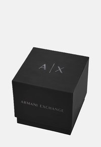 Must jaotatud karp minimalistliku disainiga. Kaanel on hõbedane reljeefne "A/X" logo ja esiküljel tekst "ARMANI EXCHANGE".
