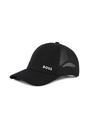 Casquette de baseball noire avec des panneaux arrière en mesh et un logo blanc "BOSS" sur le côté avant gauche de la calotte.