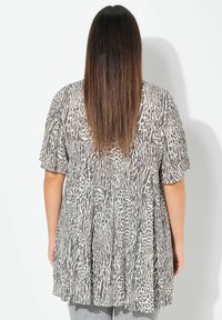 Ulla Popken ANIMAL SHORT SLEEVE  - Tunika - snow white