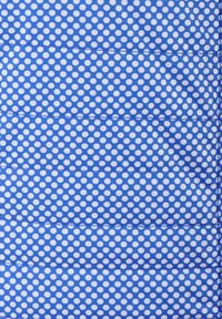 Blaues Gewebe mit weißen Punkten, das eine glatte Textur und horizontal genähte Linien aufweist, die ein geschichtetes Design erzeugen.