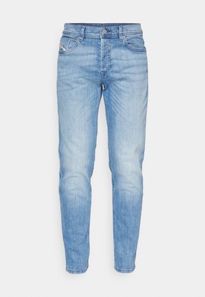 Lys blå denim jeans med lige ben, der har et klassisk fem-lomme design og svag slidte detaljer foran.