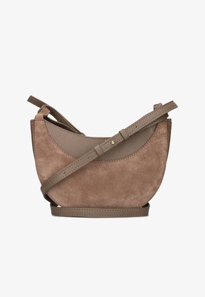 Bruine suède schoudertas met een textuurleer paneel. Voorzien van een smalle verstelbare schouderriem en goudkleurige hardware. Gebogen ontwerp.