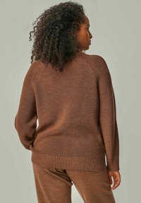YOU LOOK PERFECT EVE - MERINO KNIT SWEATER WITH STAND-UP COLLAR - Strickpullover - cognac