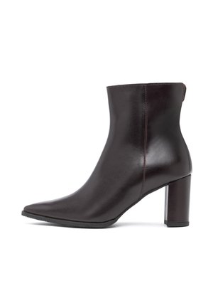 Stivaletto nero in pelle con punta appuntita e tacco alto a blocco su sfondo bianco.