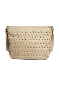Beige vävd väska med en texturerad yta, prydd med guldtonade nitar och ett vikbart lock. Justerbar axelrem ingår.