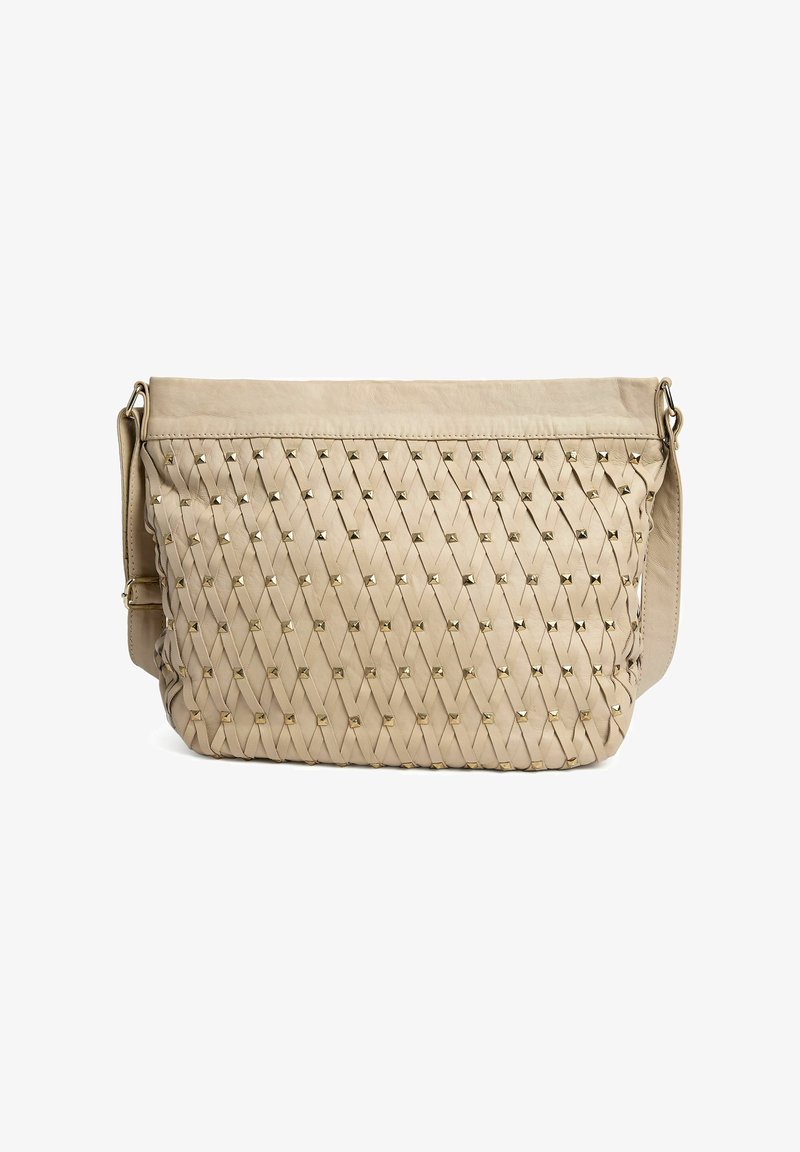 Beige vävd väska med en texturerad yta, prydd med guldtonade nitar och ett vikbart lock. Justerbar axelrem ingår.