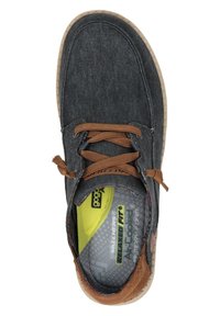 Scarpa in denim grigio con lacci marroni e un accento testurizzato color tortora. Presenta una soletta rimovibile etichettata "Air Cooled" in giallo vivace.
