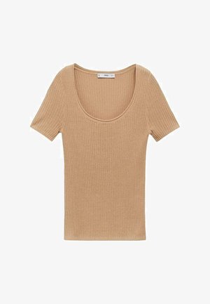 Tan ribbovaný top s krátkým rukávem, kulatým výstřihem a měkkou texturou, s přiléhavým střihem, který zdůrazňuje tvar a kontury.