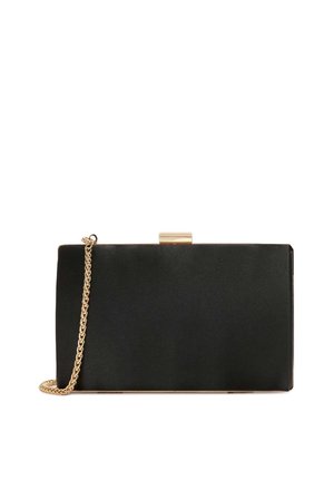 Clutch bag in satin nero con una forma rettangolare elegante, hardware dorato e una tracolla in catena. La chiusura presenta una semplice fibbia metallica.