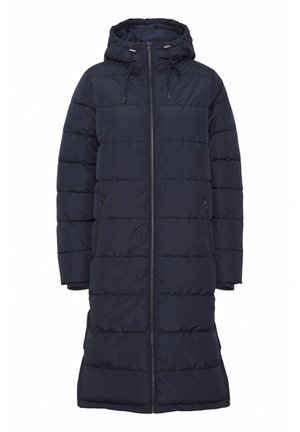 Námornícka dlhá pufrová bunda s kapucňou, ktorá má horizontálne prešité sekcie, predný zips a bočné vrecká na zips. Hladká textúra materiálu.