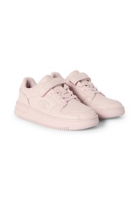 Zapatillas de piel rosa con un diseño de caña baja, con cordones en la parte delantera y una correa de velcro. Detalles texturizados y suelas de goma con patrones de tracción.