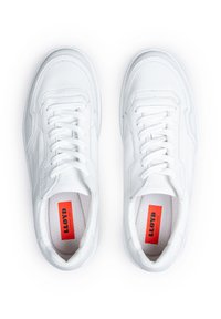Baskets en cuir blanc avec une surface texturée. Les caractéristiques incluent des lacets, un col rembourré et une semelle intérieure de marque rouge et noire.