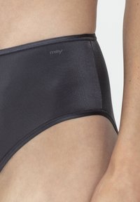 Slip bikini nero a vita alta con texture liscia e lucida, corredato di cuciture a vista e di un piccolo logo sulla parte laterale.