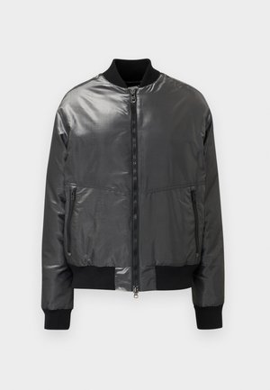 Giubbotto bomber nero in nylon lucido, con polsini e orlo a coste, chiusura frontale con zip e taschino laterale. Tessuto liscio con design minimalista.