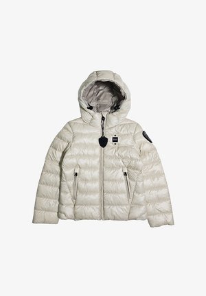 Giacca piumino beige chiaro con cappuccio, caratterizzata da un design trapuntato, due tasche laterali con zip e una patch del logo sulla spalla.