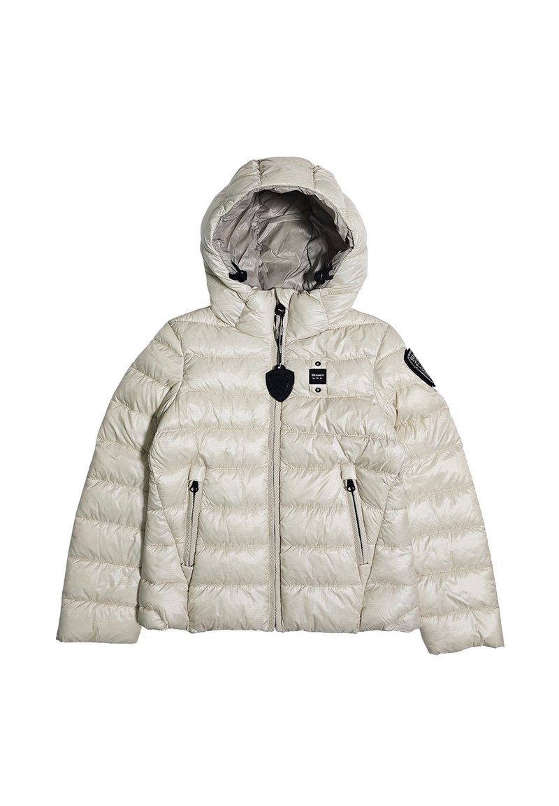 Giacca piumino beige chiaro con cappuccio, caratterizzata da un design trapuntato, due tasche laterali con zip e una patch del logo sulla spalla.