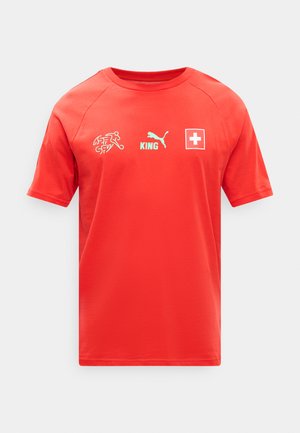 Czerwona sportowa koszulka z krótkim rękawem z białym logo Puma, napisem "KING", emblematem Szwajcarskiej Federacji Piłkarskiej oraz flagą Szwajcarii na piersi.