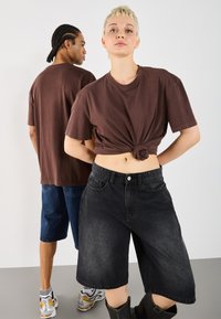 YOURTURN UNISEX BASIC GARMENT WASHED - Jednoduché tričko - coffee bean