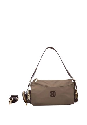 Borsa a tracolla rettangolare marrone con più scomparti con zip e tracolle staccabili marrone scuro su sfondo bianco.