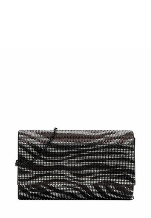 Czarna prostokątna kopertówka pokryta błyszczącymi srebrnymi kryształkami, z cienkim czarnym łańcuszkiem przewieszonym przez górną klapę.