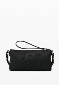 Pochette en cuir noir avec des motifs circulaires embossés. Dotée d'une fermeture éclair et d'une sangle en poignet détachable. Forme rectangulaire compacte.