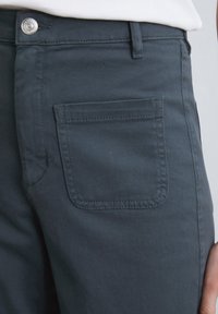 Donkergrijze katoenen broek met een recht model, een voorzak en een enkele achterzak, met een gladde textuur en subtiele stiksel.