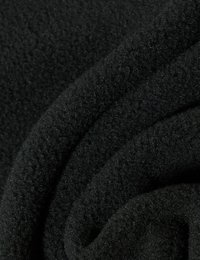 Svart fleece-material i en rullad arrangemang, med en mjuk, texturerad yta och en jämn matt finish utan synliga mönster.