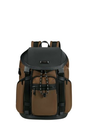 Brauner und schwarzer Rucksack mit einer strukturierten Form, mehreren mit Reißverschluss versehenen Taschen, strapazierfähigem Material und verstellbaren Riemen. Seilzug-Akzentdetail.