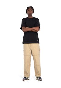 Sort kortærmet T-shirt med rund hals, parret med beige cargo-bukser med flere lommer og lige ben-design.