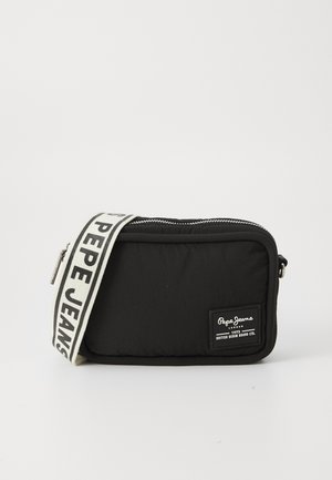 Borsa a tracolla nera con una morbida texture trapuntata, chiusura con zip e una tracolla bianca con la scritta "PEPE JEANS." Presenta un patch del marchio sul davanti.