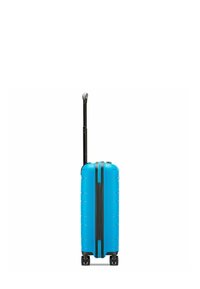 Maleta rígida azul con estrías verticales, un mango negro retráctil y cuatro ruedas para facilitar el movimiento. Acabado suave y diseño robusto.