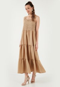 LELA REGULAR FIT jasny brąz