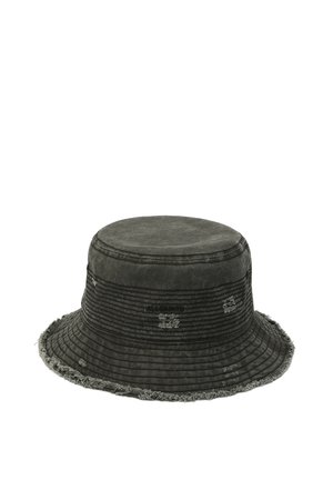 Ciemnoszary, postarzany kapelusz typu bucket z przeszywanymi wypustkami i frędzlowanymi krawędziami, wykonany z fakturowanej tkaniny.