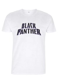Bílý bavlněný tričko se značným černým textem, který říká "BLACK PANTHER" ve stylizovaném písmu. Jednoduchý kulatý výstřih a krátké rukávy.