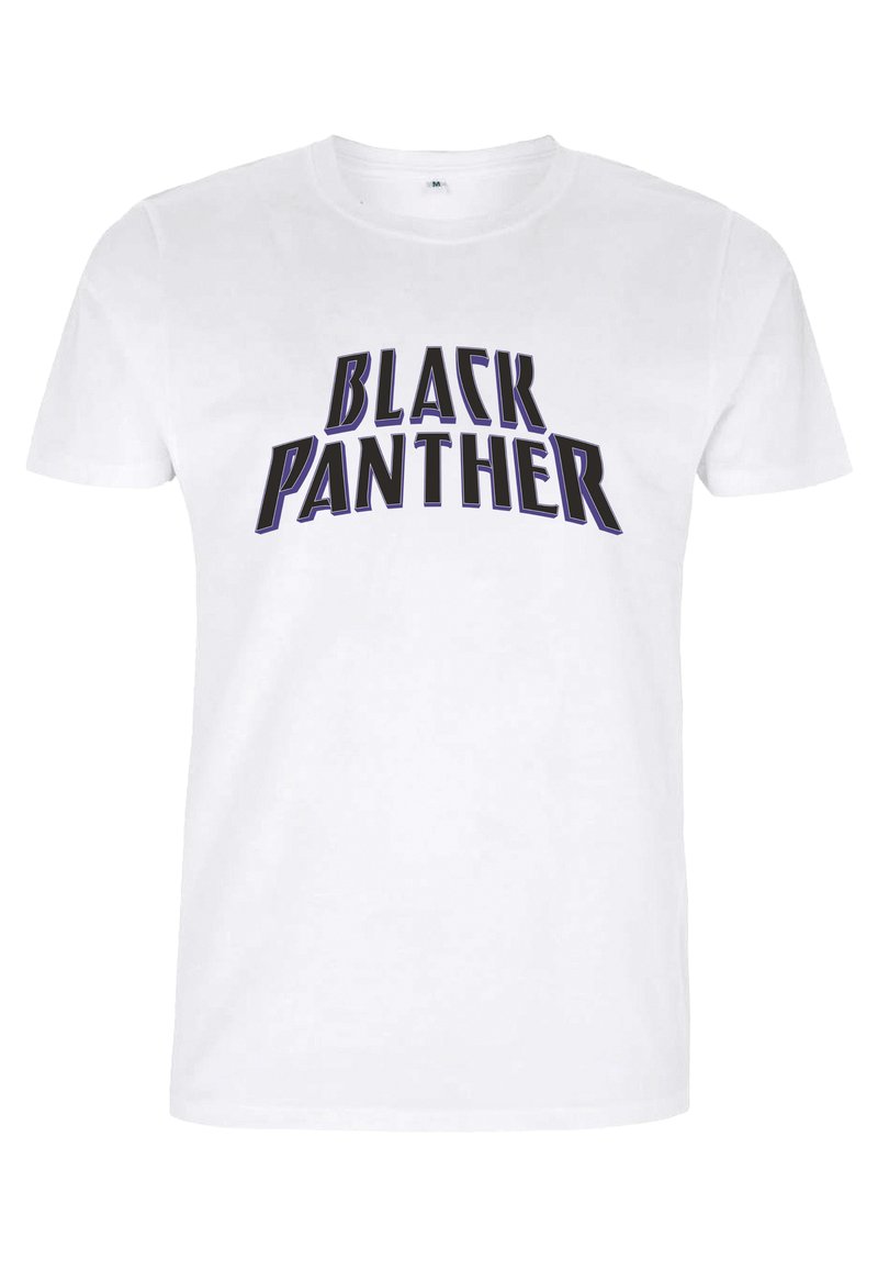 Bílý bavlněný tričko se značným černým textem, který říká "BLACK PANTHER" ve stylizovaném písmu. Jednoduchý kulatý výstřih a krátké rukávy.