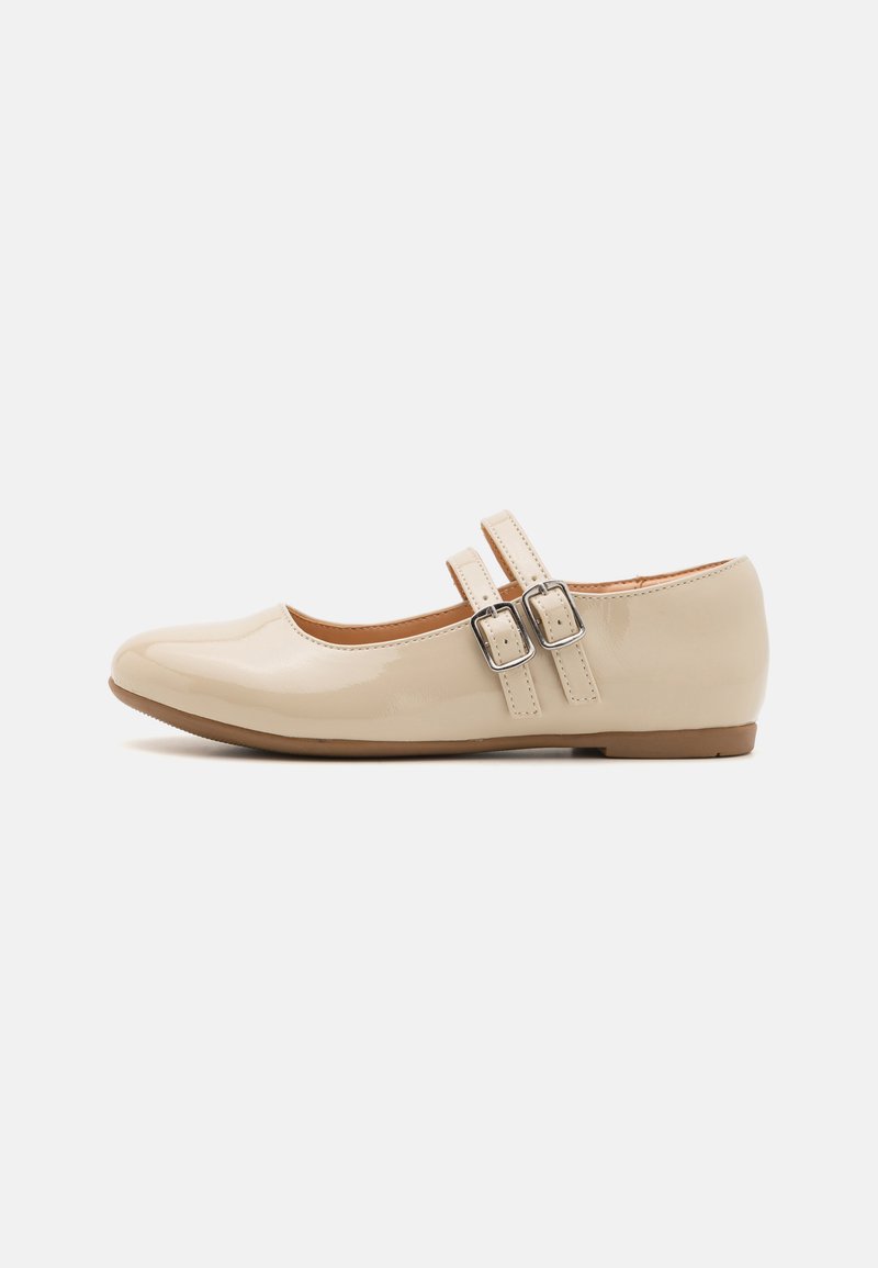 Beige lackleder Ballerinas mit zwei verstellbaren Schnallenriemen, abgerundeter Zehenpartie und einer flachen Gummisohle.